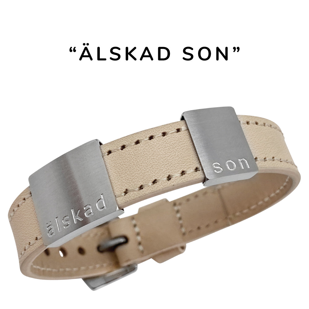 Klassiskt, snygg herrarmband i läder med gravyr "Älskad son", Finns i 2 bredder. Lägg gärna till brickor med egen personlig gravyr.