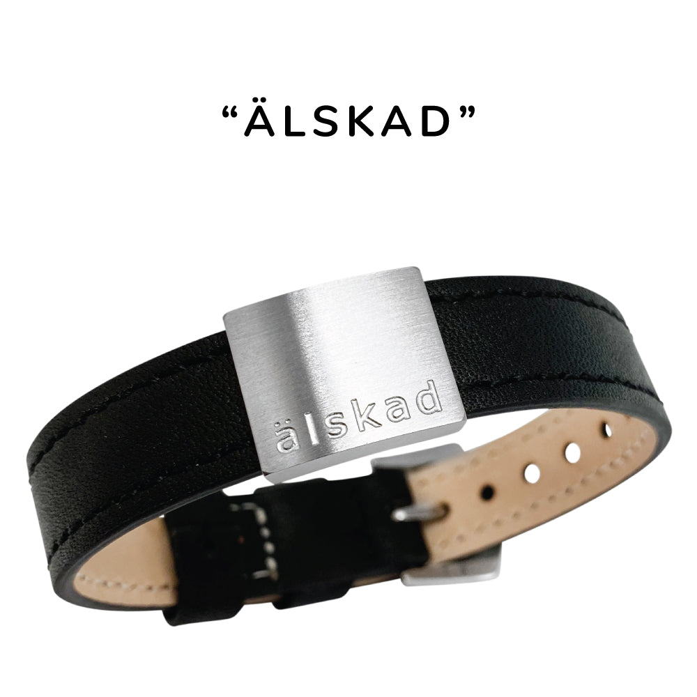 Snyggt och stilrent läderarmband med färdig personlig gravyr - Köp gärna även till brickor med EGEN GRAVYR!