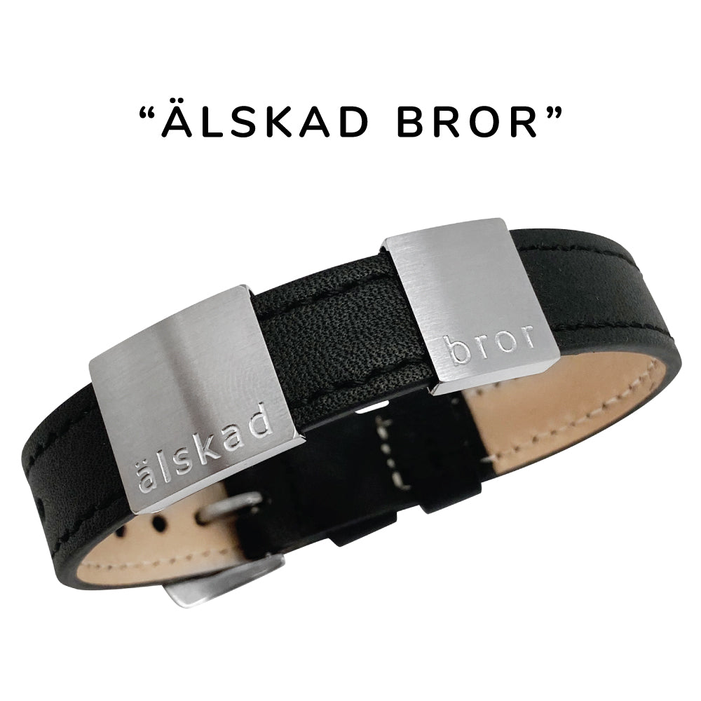 Klassiskt, snygg herrarmband i läder med gravyr "Älskad bror", Finns i 2 bredder. Lägg gärna till brickor med egen personlig gravyr.