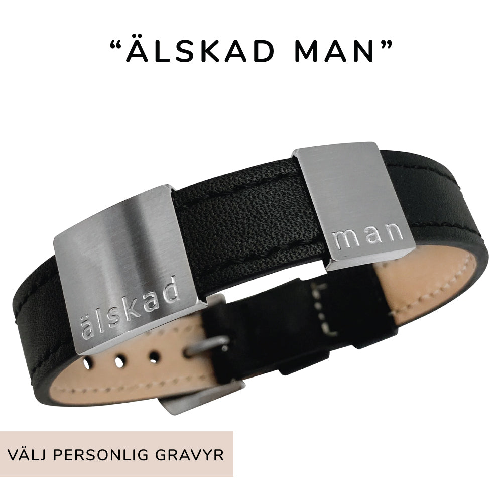 Klassiskt, snygg herrarmband i läder med gravyr "Älskad man", Finns i 2 bredder. Lägg gärna till brickor med egen personlig gravyr.