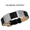 Klassiskt, snygg herrarmband i läder med gravyr "Älskad son", Finns i 2 bredder. Lägg gärna till brickor med egen personlig gravyr.