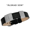 Klassiskt, snygg herrarmband i läder med gravyr "Älskad son", Finns i 2 bredder. Lägg gärna till brickor med egen personlig gravyr.