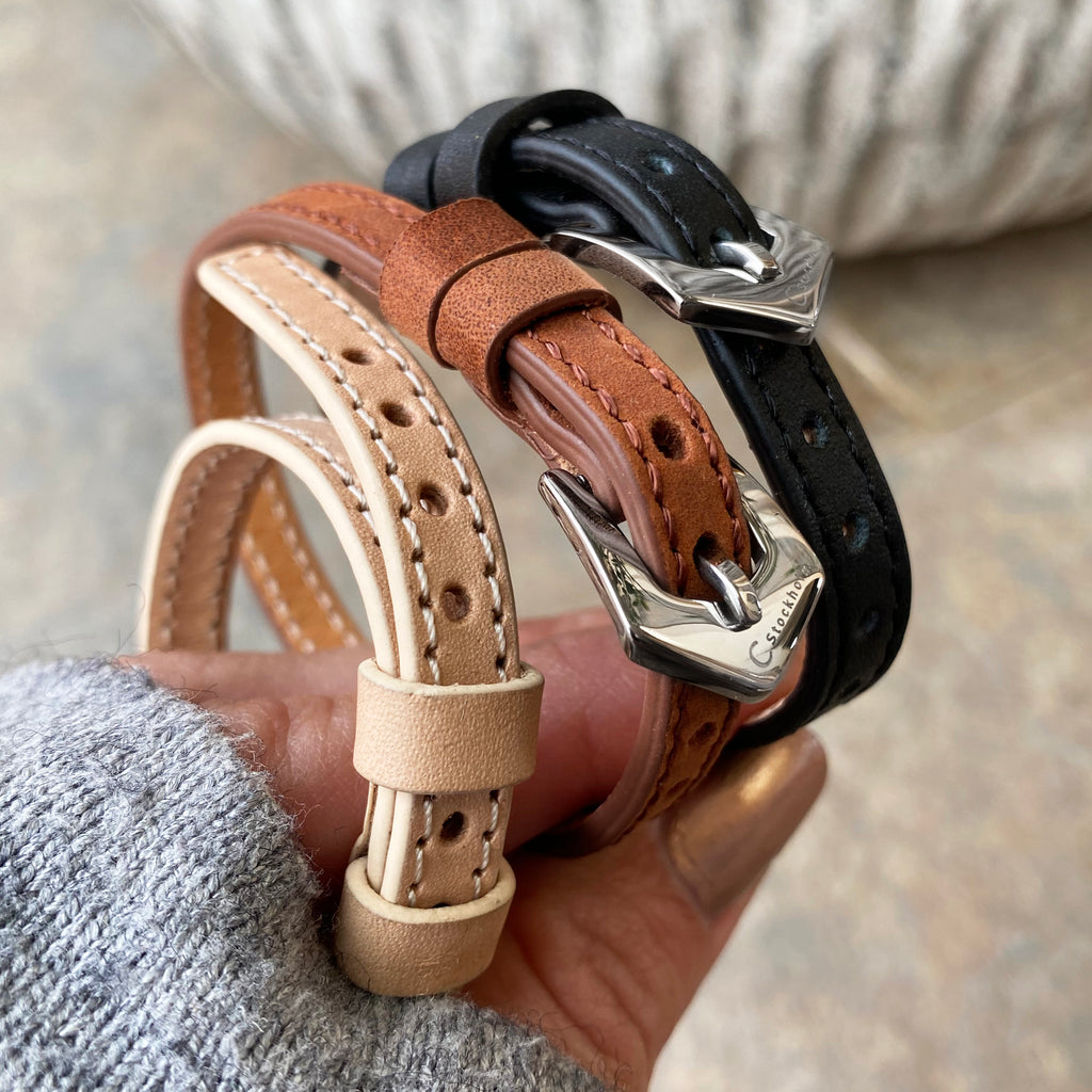 Snyggt och stilrent läderarmband med färdig personlig gravyr - Köp gärna även till brickor med EGEN GRAVYR!