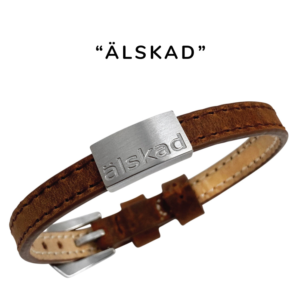 Snyggt och stilrent läderarmband med färdig personlig gravyr - Köp gärna även till brickor med EGEN GRAVYR!