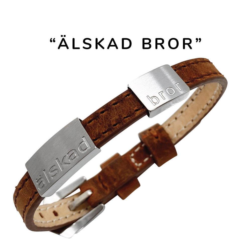 Klassiskt, snygg herrarmband i läder med gravyr "Älskad bror", Finns i 2 bredder. Lägg gärna till brickor med egen personlig gravyr.