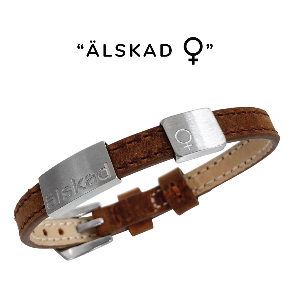 Snyggt och stilrent läderarmband med färdig personlig gravyr - Köp gärna även till brickor med EGEN GRAVYR!