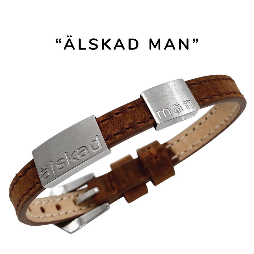 Klassiskt, snygg herrarmband i läder med gravyr "Älskad man", Finns i 2 bredder. Lägg gärna till brickor med egen personlig gravyr.