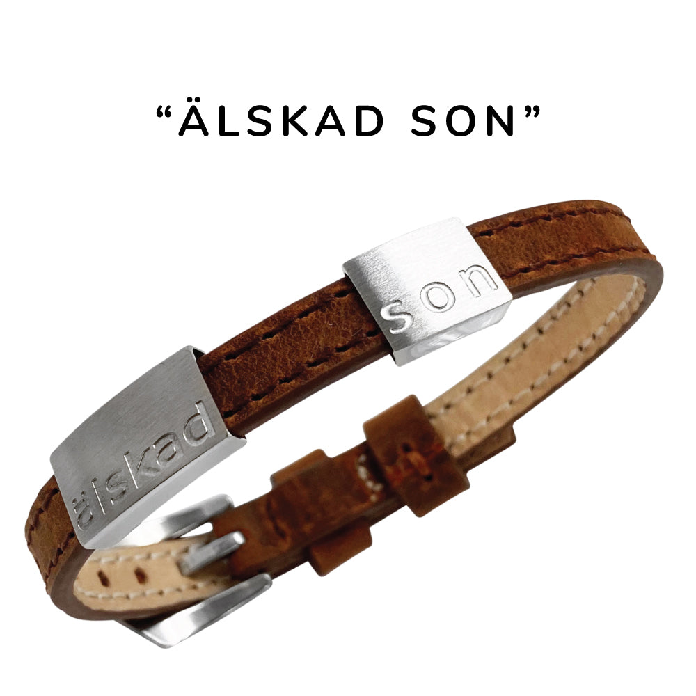 Klassiskt, snygg herrarmband i läder med gravyr "Älskad son", Finns i 2 bredder. Lägg gärna till brickor med egen personlig gravyr.