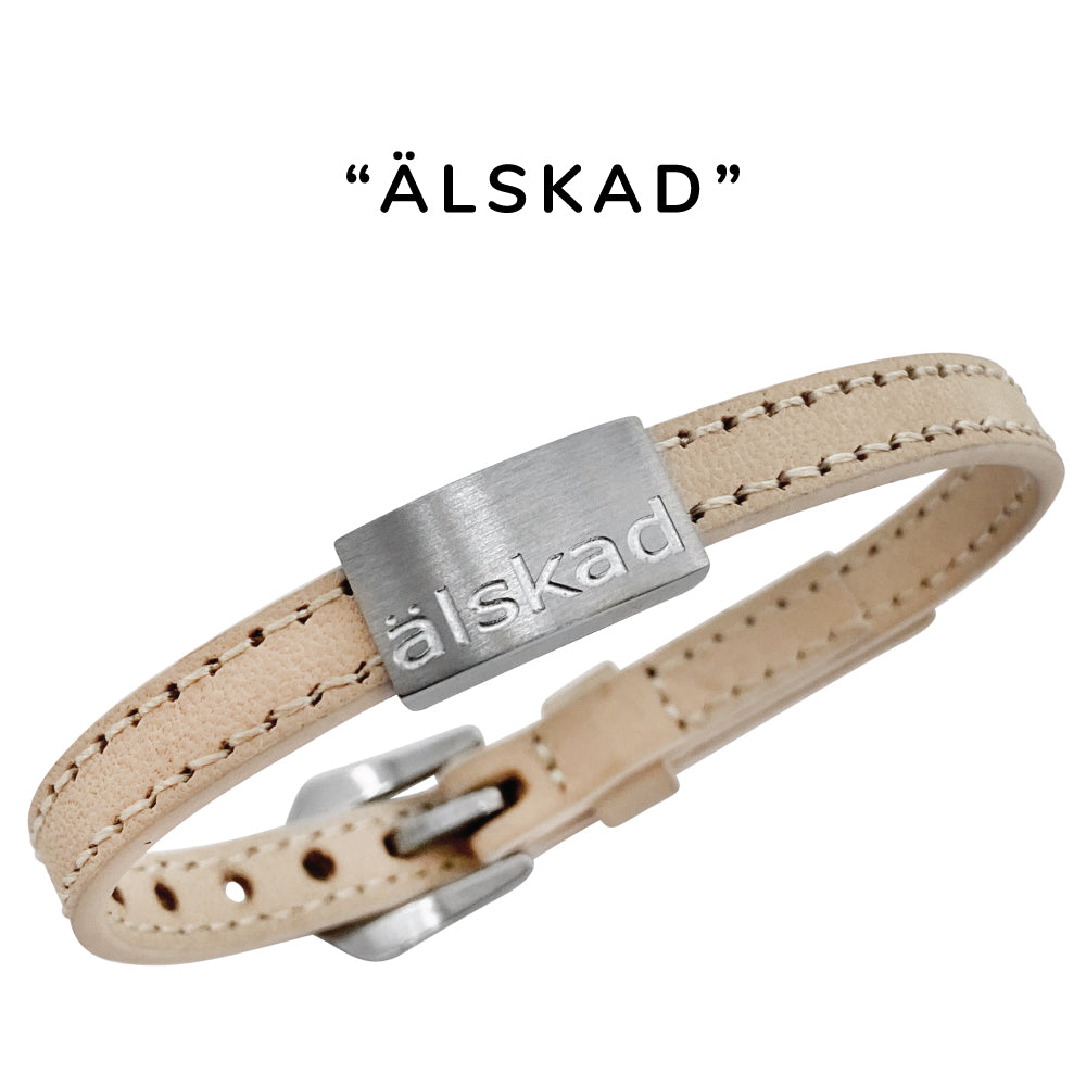 Snyggt och stilrent läderarmband med färdig personlig gravyr - Köp gärna även till brickor med EGEN GRAVYR!
