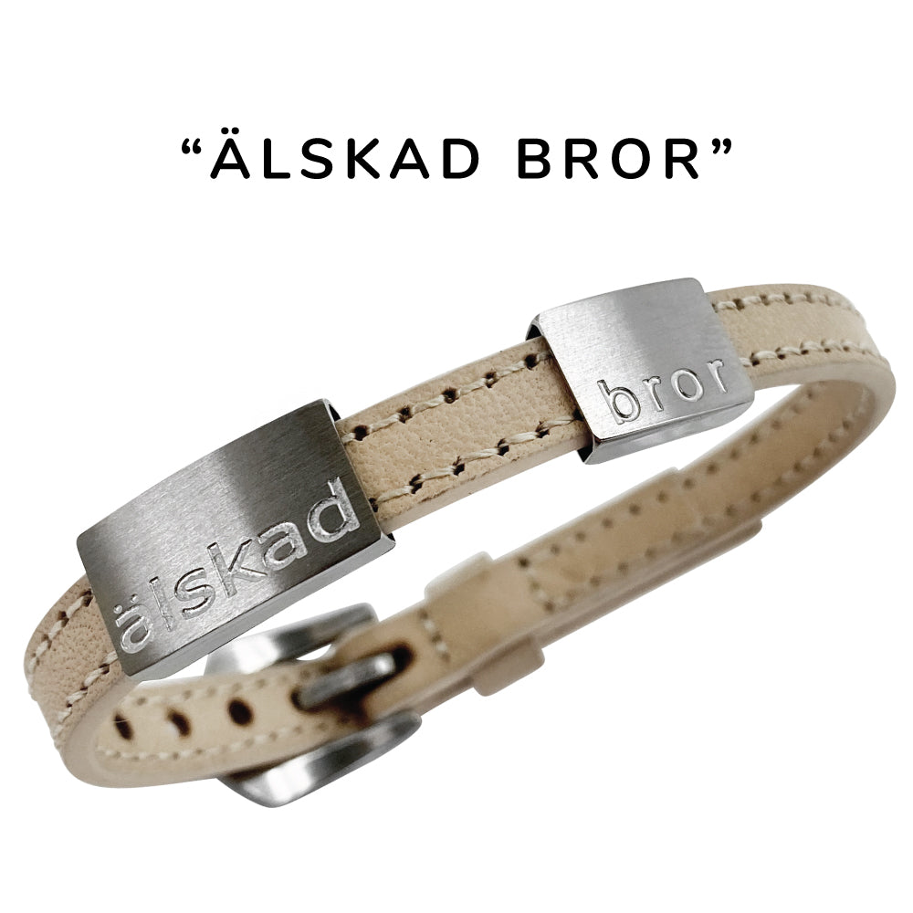 Klassiskt, snygg herrarmband i läder med gravyr "Älskad bror", Finns i 2 bredder. Lägg gärna till brickor med egen personlig gravyr.