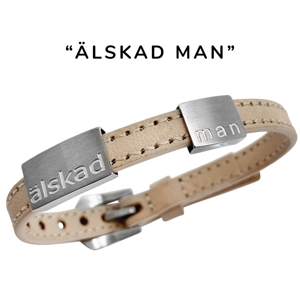 Klassiskt, snygg herrarmband i läder med gravyr "Älskad man", Finns i 2 bredder. Lägg gärna till brickor med egen personlig gravyr.