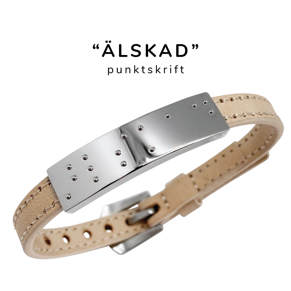 Snyggt och stilrent 8mm smalt läderarmband med "älskad" skrivet i punktskrift (blindskrift). Perfekt för både henne som honom.
