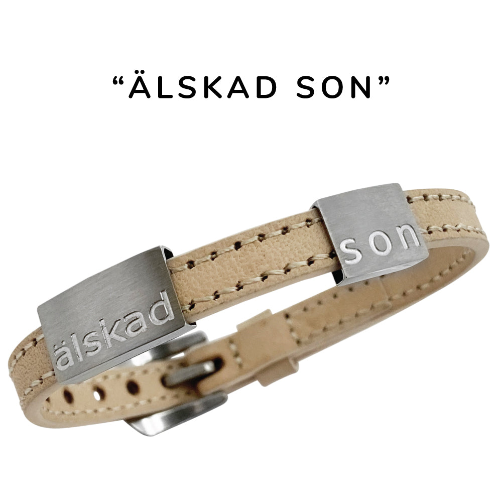 Klassiskt, snygg herrarmband i läder med gravyr "Älskad son", Finns i 2 bredder. Lägg gärna till brickor med egen personlig gravyr.