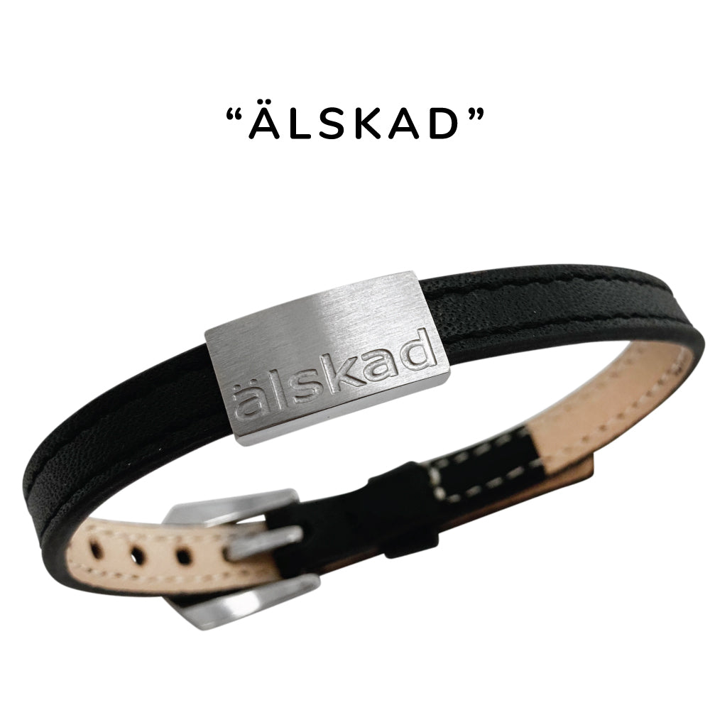 Snyggt och stilrent läderarmband med färdig personlig gravyr - Köp gärna även till brickor med EGEN GRAVYR!