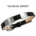 Klassiskt, snygg herrarmband i läder med gravyr "Älskad bror", Finns i 2 bredder. Lägg gärna till brickor med egen personlig gravyr.