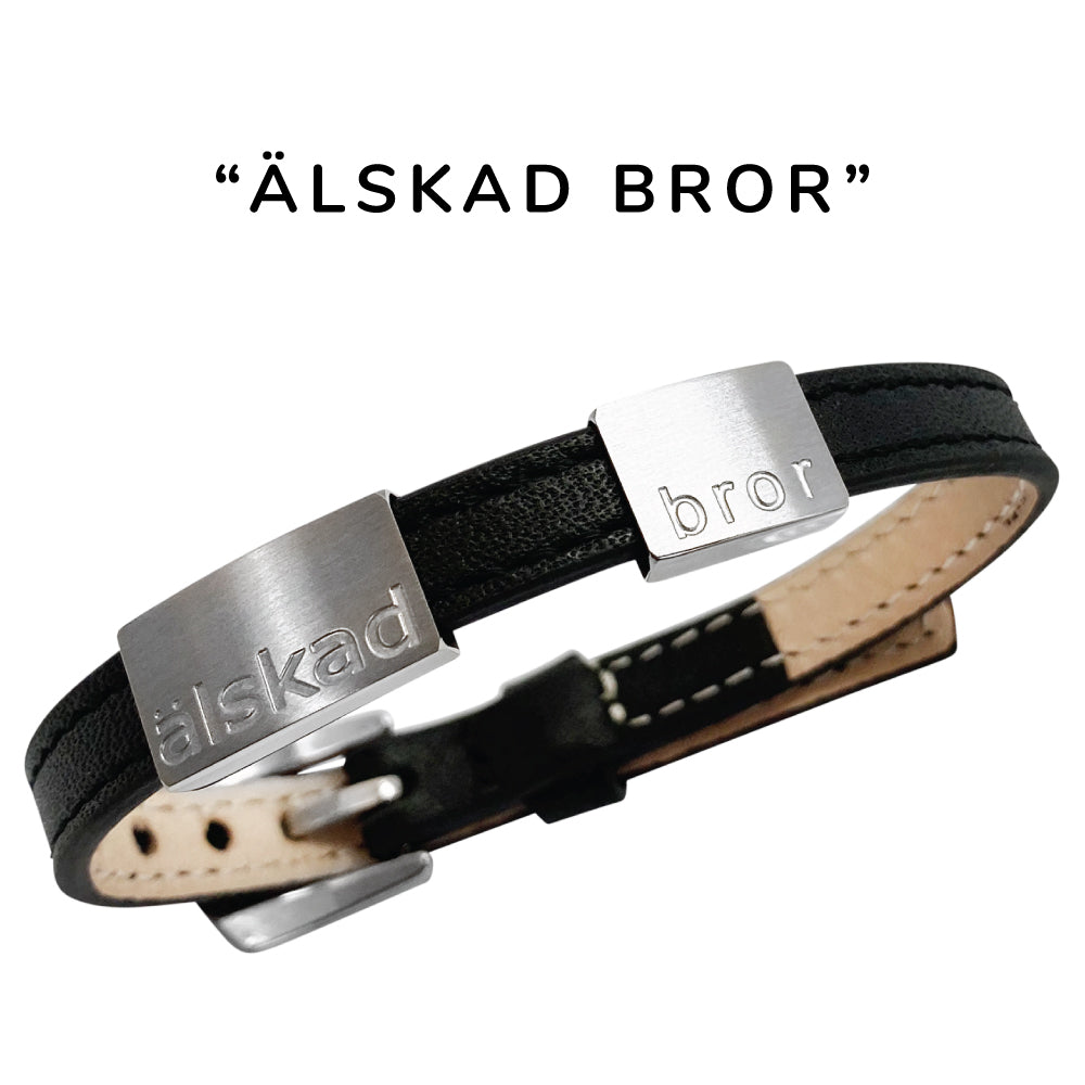 Klassiskt, snygg herrarmband i läder med gravyr "Älskad bror", Finns i 2 bredder. Lägg gärna till brickor med egen personlig gravyr.