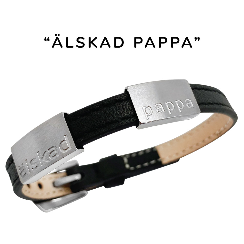 Klassiskt, snygg herrarmband i läder med gravyr "Älskad son", Finns i 2 bredder. Lägg gärna till brickor med egen personlig gravyr.