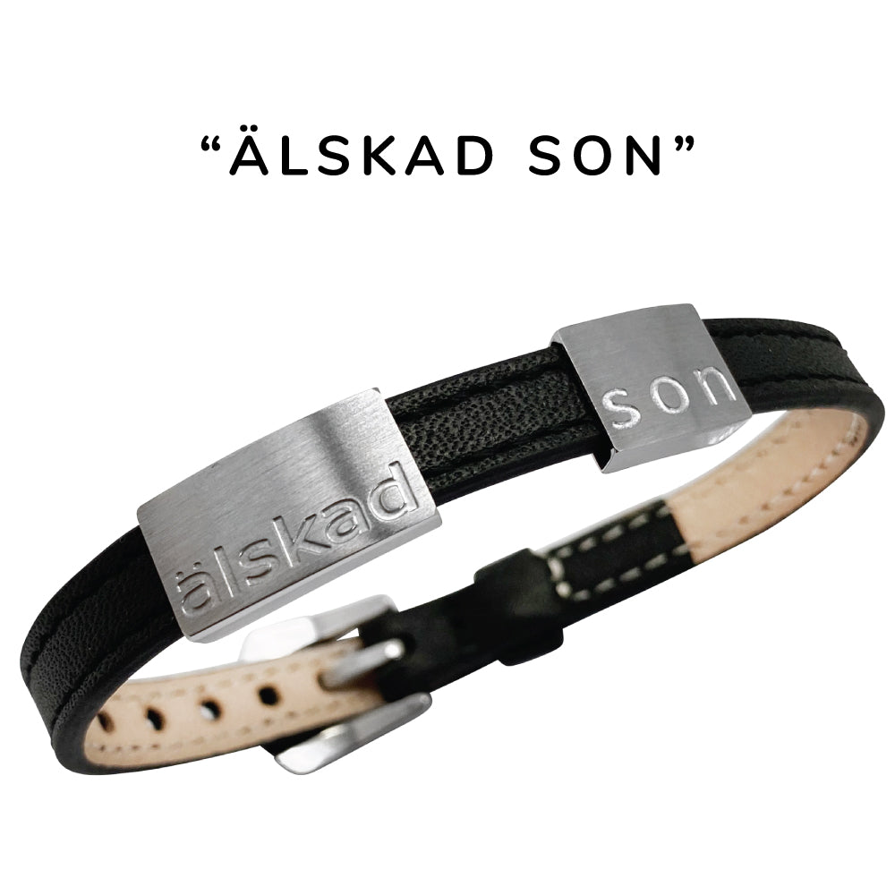 Klassiskt, snygg herrarmband i läder med gravyr "Älskad son", Finns i 2 bredder. Lägg gärna till brickor med egen personlig gravyr.