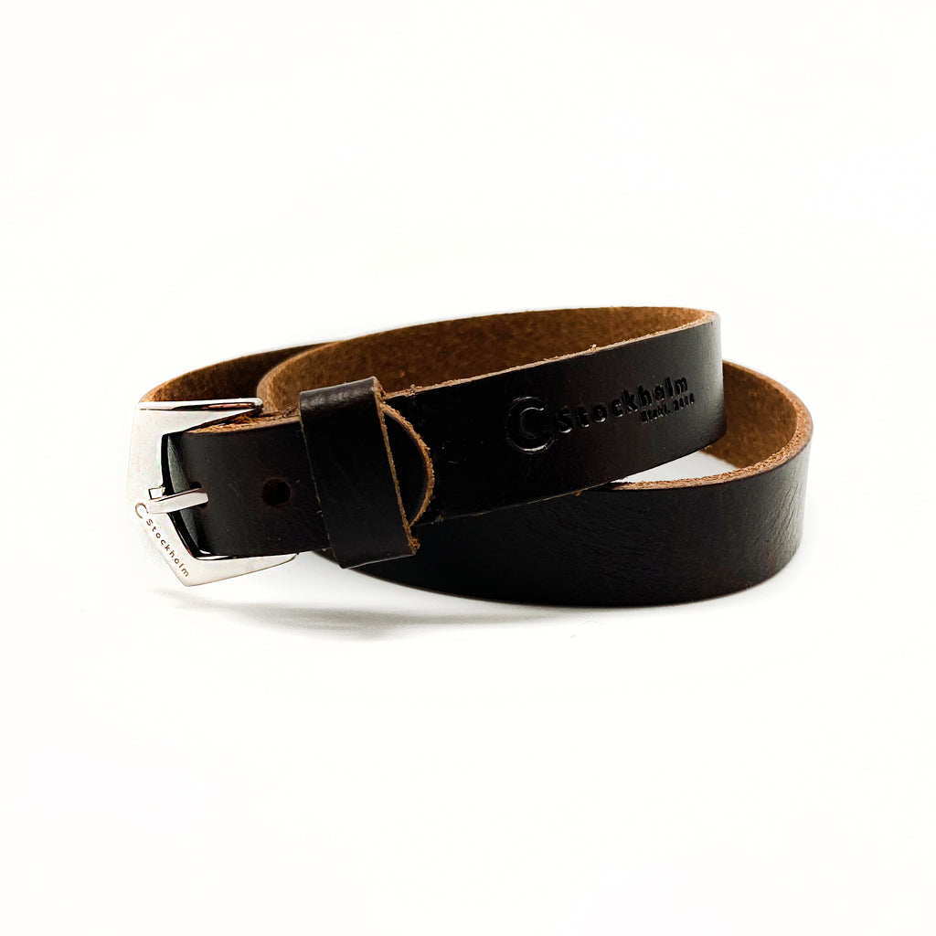 Snyggt och stilrent läderarmband som passar både honom & henne. Gediget koskinn från Argentina - Brickor med gravyr köpes separat