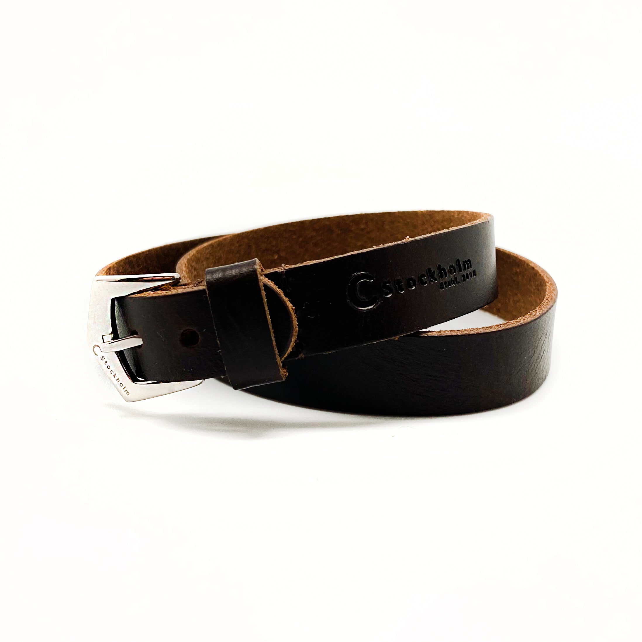 Snyggt och stilrent läderarmband som passar både honom & henne. Gediget koskinn från Argentina - Brickor med gravyr köpes separat