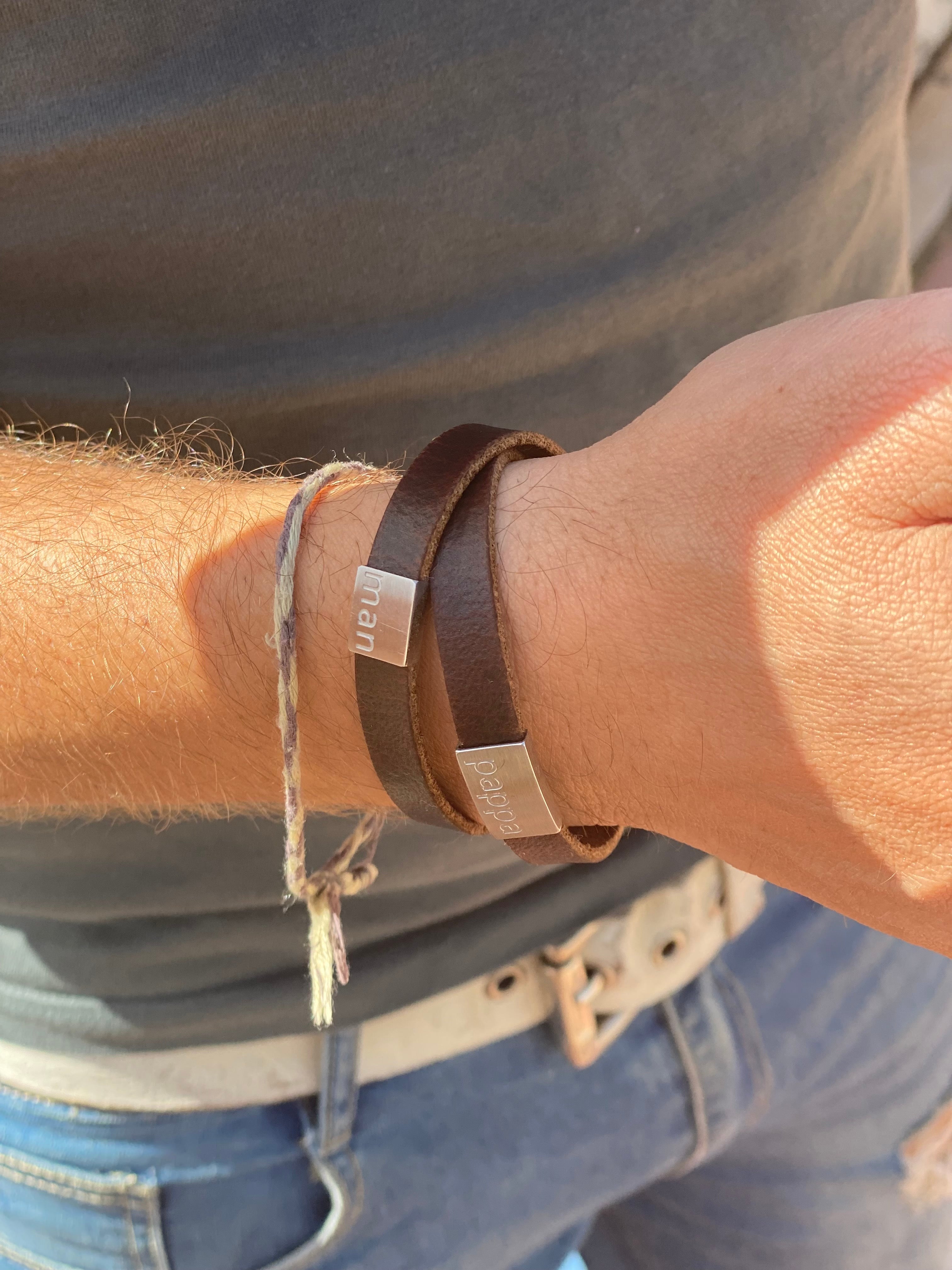 Snyggt och stilrent läderarmband som passar både honom & henne. Gediget koskinn från Argentina - Brickor med gravyr köpes separat