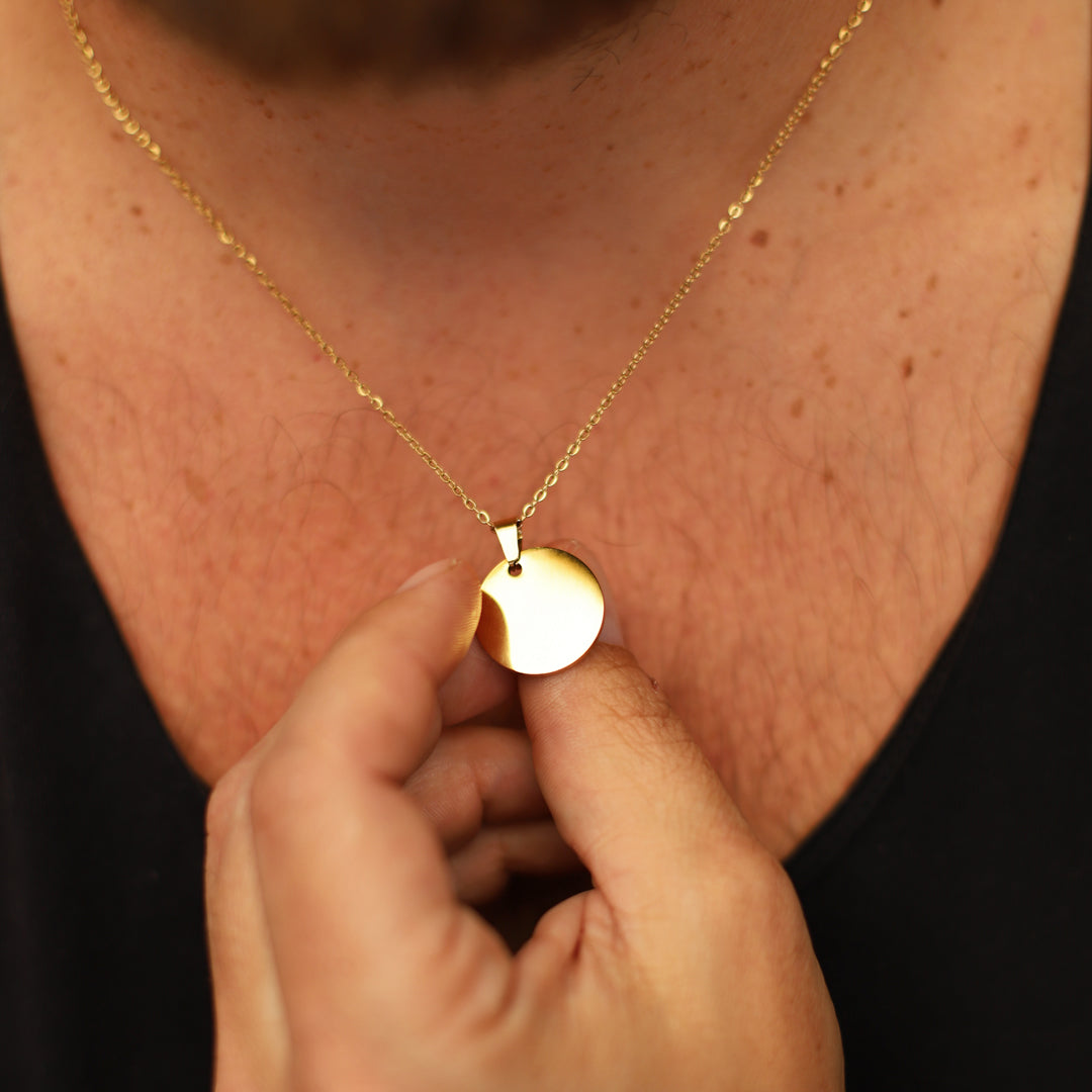 Kort halsband med myntberlock. Plats för egen gravyr så som namn, datum, citat, koordinater...