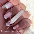 Snyggt och stilrent halsband med egen gravyr - Namn, datum, citat, koordinater eller födelsetavla
