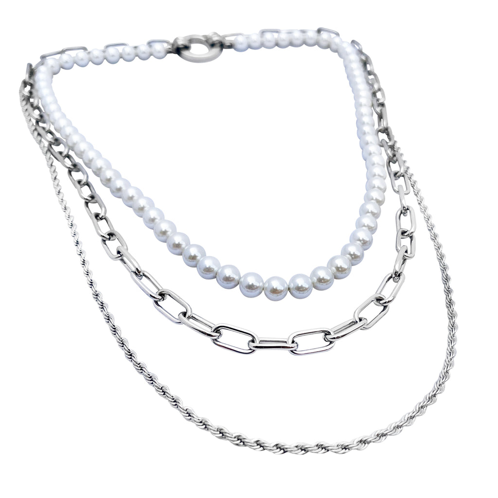 Supersnyggt trippelhalsband inkl. ett kort pärlhalsband med vita snäckskalspärlor.