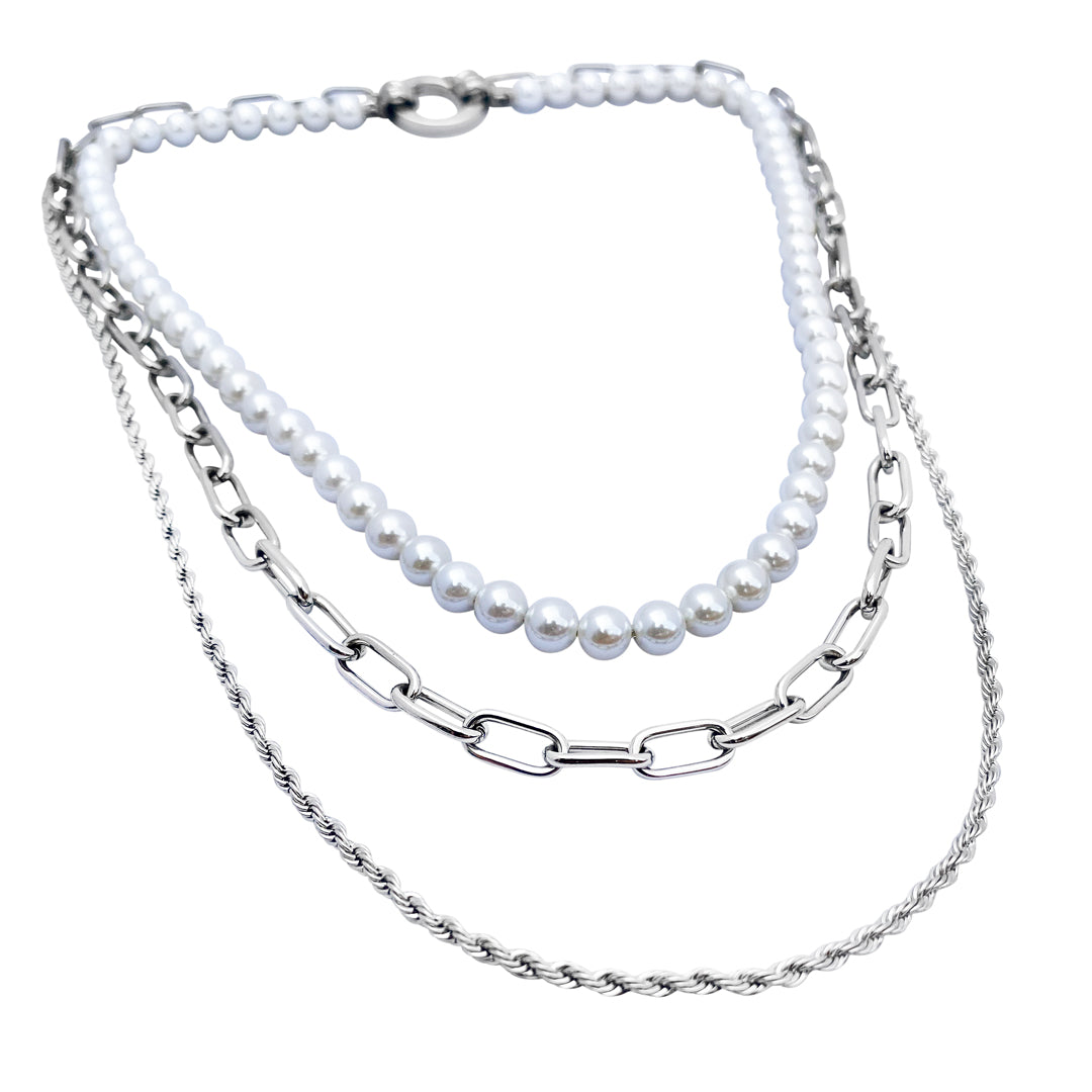 Supersnyggt trippelhalsband inkl. ett kort pärlhalsband med vita snäckskalspärlor.
