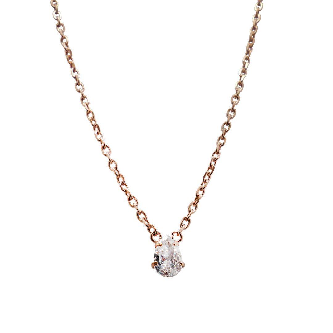 Vackert kort halsband med gnistrande päronformad sten i 5A cubic zirconia med felfri slipning.