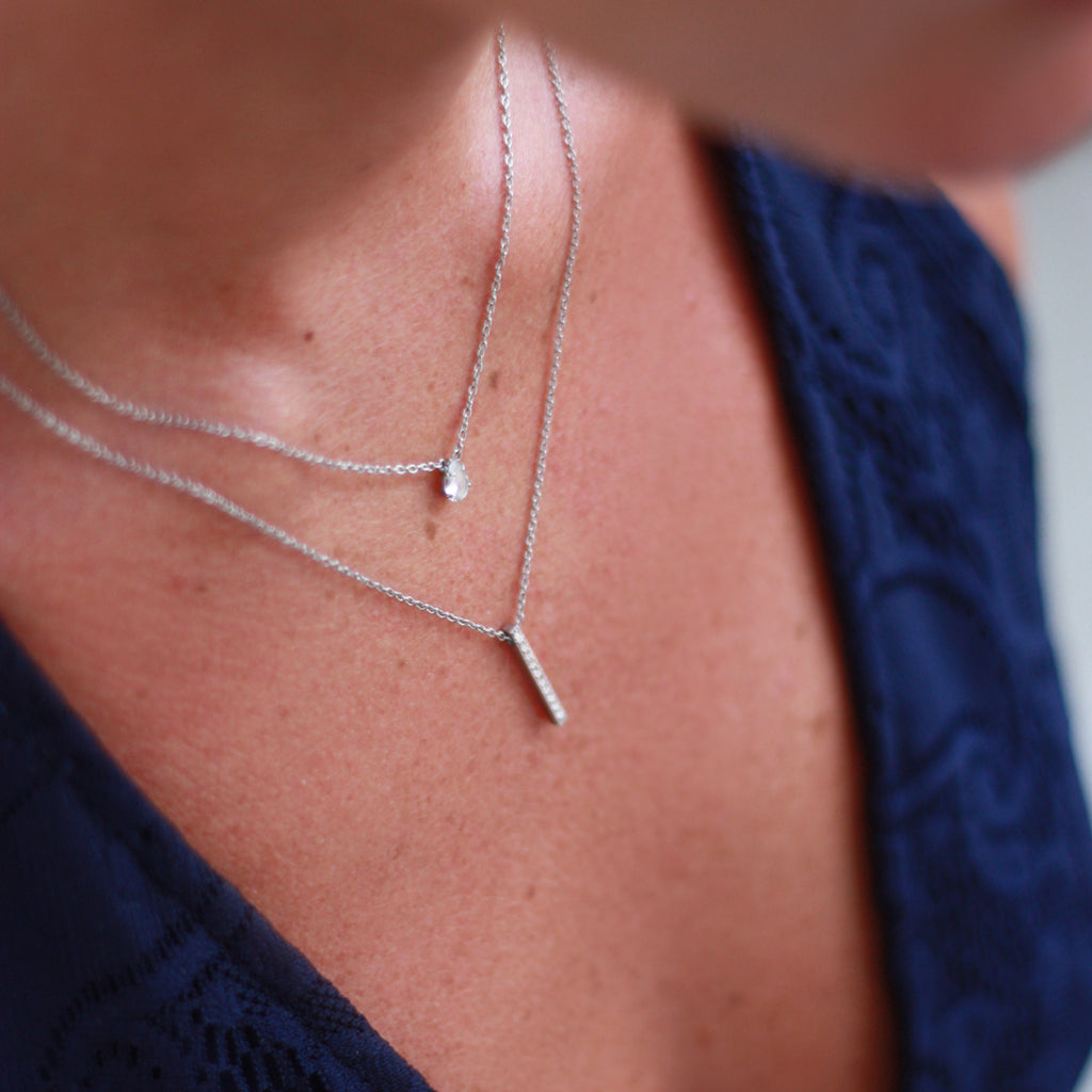Vackert kort halsband med gnistrande päronformad sten i 5A cubic zirconia med felfri slipning.