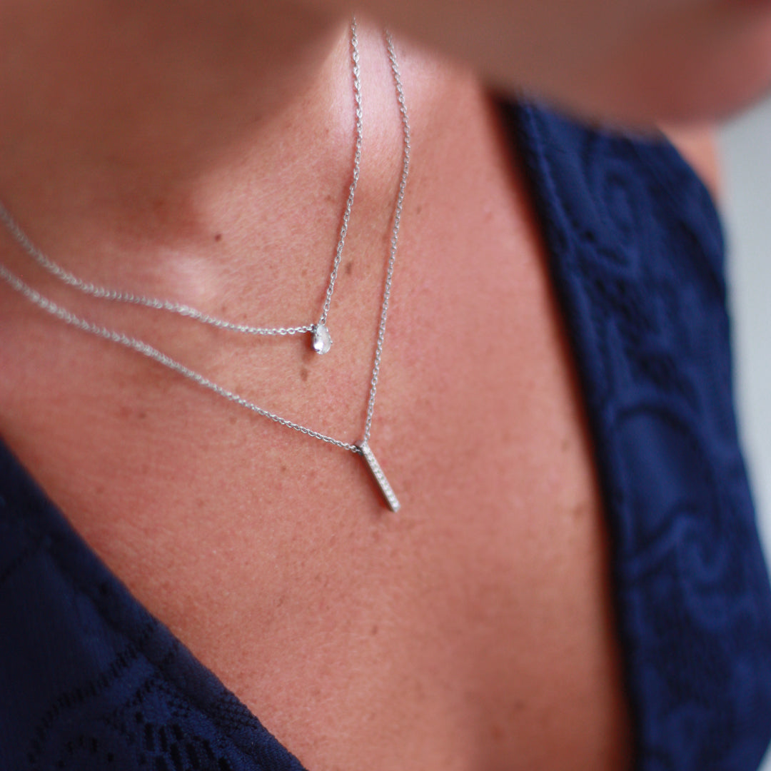 Vackert kort halsband med gnistrande päronformad sten i 5A cubic zirconia med felfri slipning.