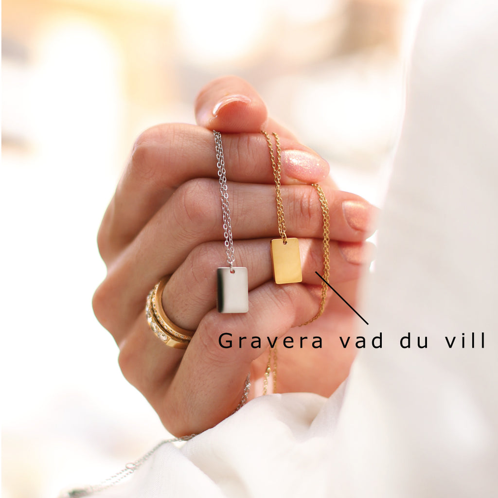 Litet & nätt halsband med liten rektangulär berlock med plats för egen personlig gravyr.