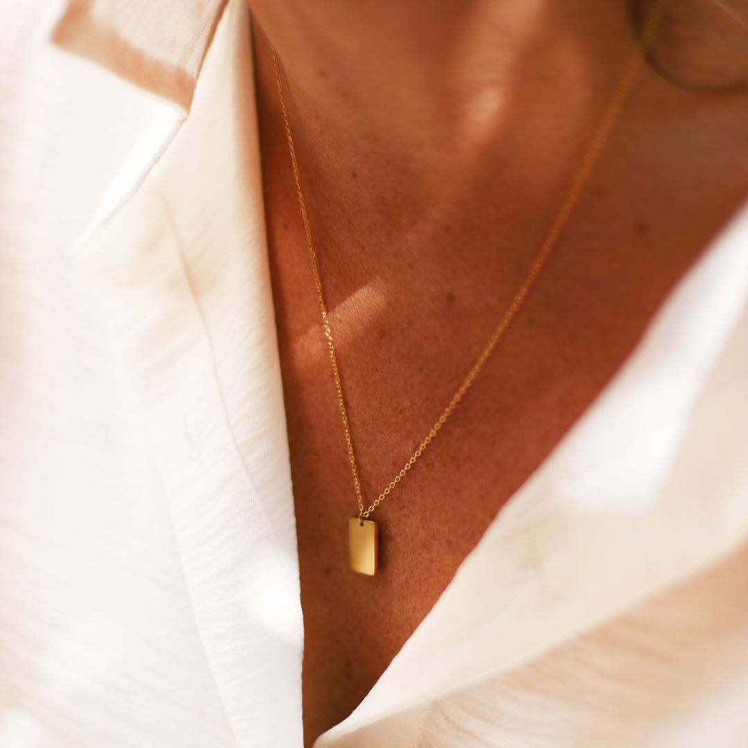 Litet & nätt halsband med liten rektangulär berlock med plats för egen personlig gravyr.