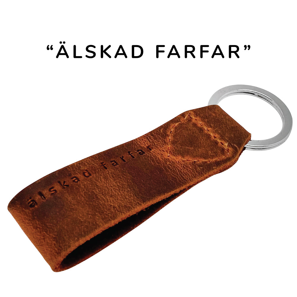 Stilren nyckelring i brunt läder med färdiggraverad text