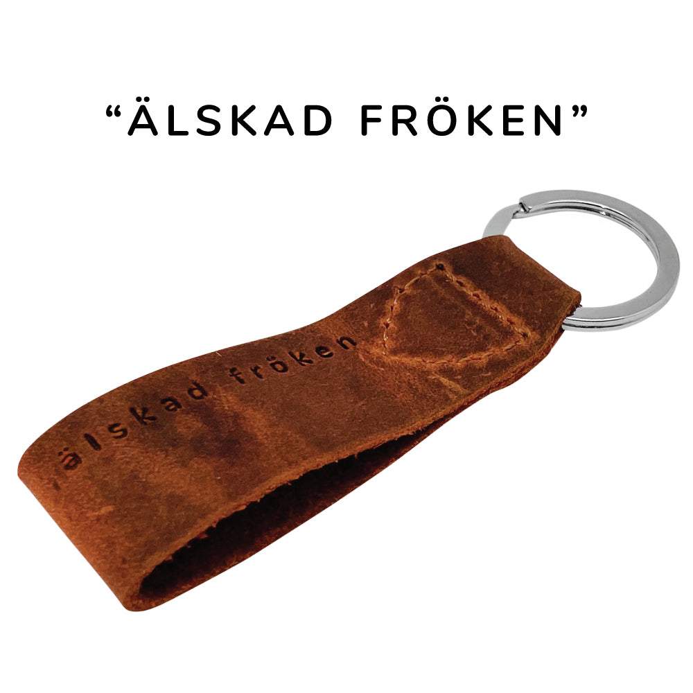 Stilren nyckelring i brunt läder med färdiggraverad text