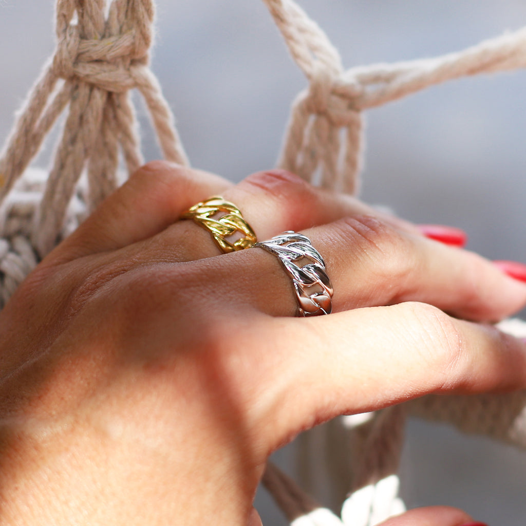 Mjuk och maffig ring i kedje-design med ställbar storlek. Passar alla!