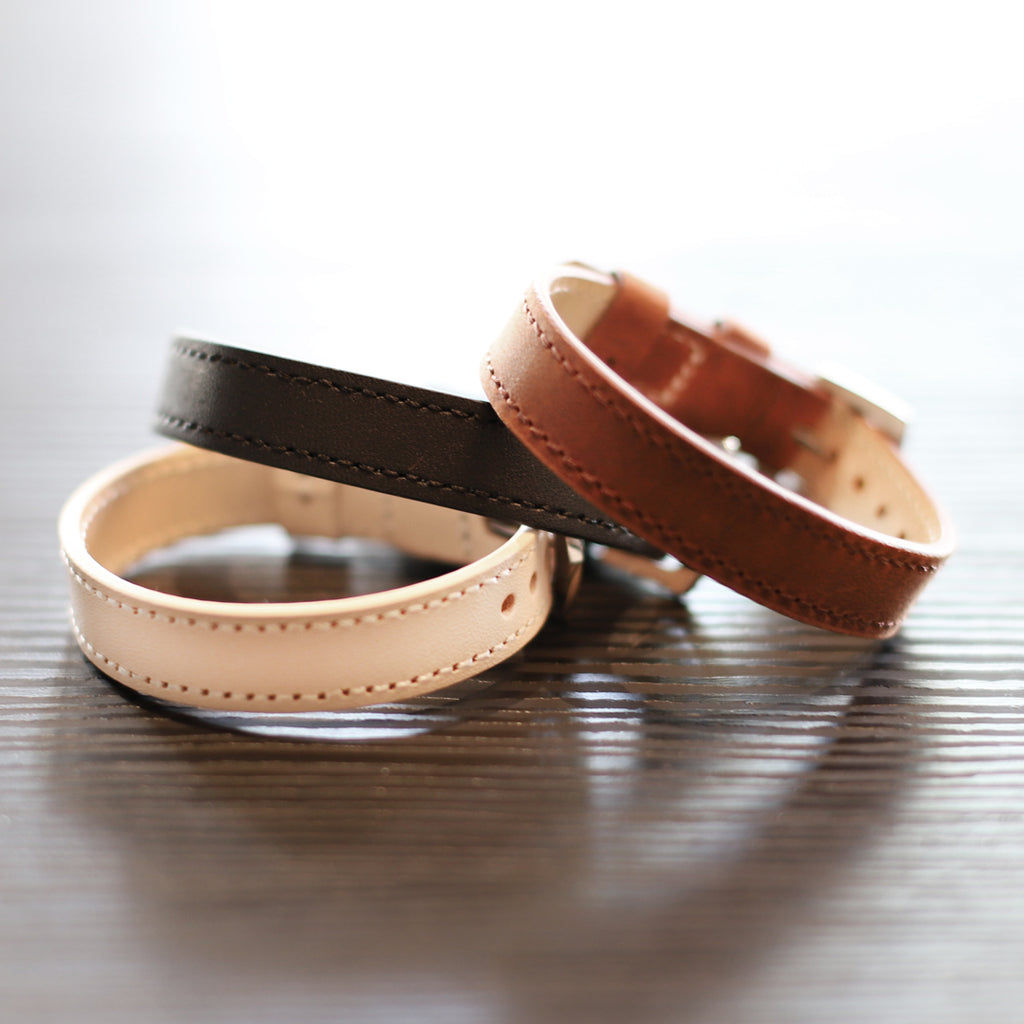 Snyggt och stilrent läderarmband med färdig personlig gravyr - Köp gärna även till brickor med EGEN GRAVYR!