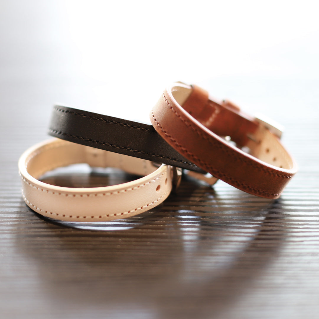 Snyggt och stilrent läderarmband med färdig personlig gravyr - Köp gärna även till brickor med EGEN GRAVYR!