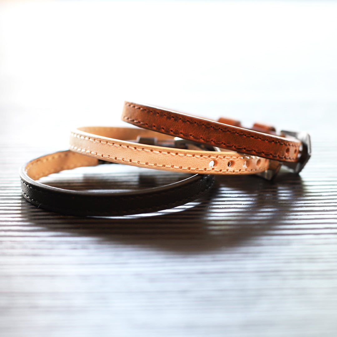 Klassisk exklusivt läderarmband som passar både honom & henne. Gediget koskinn från Argentina - Brickor med gravyr köpes separat