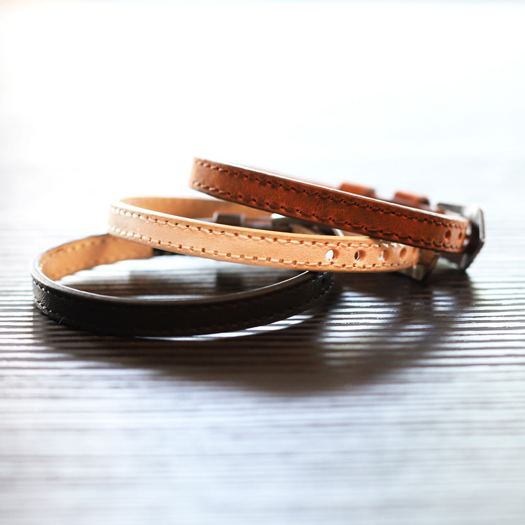 Snyggt och stilrent läderarmband med färdig personlig gravyr - Köp gärna även till brickor med EGEN GRAVYR!