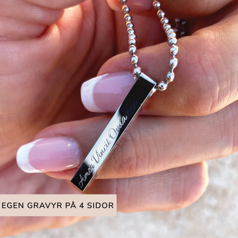 Kedja ingår - Stilrent namnhalsband med egen personlig gravyr på upp till 4 sidor. Passar både henne som honom.