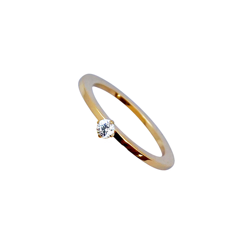 Supersöt 1,5mm tunn solitärring i allergivänligt stål med liten briljantslipad cubic zirconia sten fäst i klor.