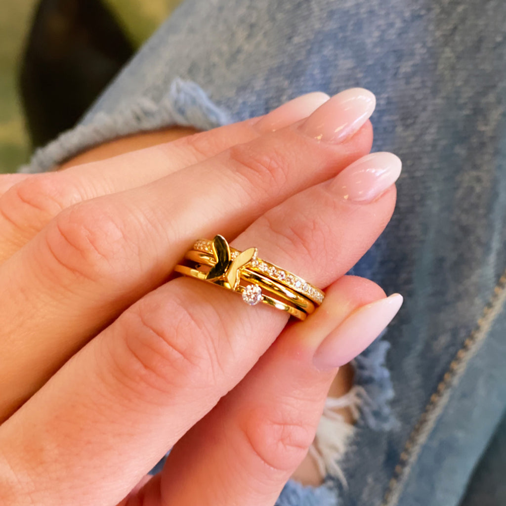 Smal ring med fjäril och gravyr "älskad"