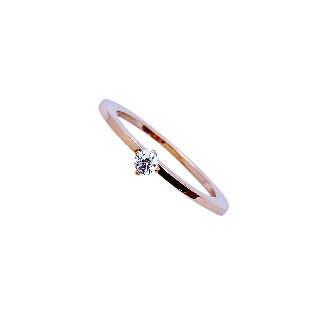 Supersöt 1,5mm tunn solitärring i allergivänligt stål med liten briljantslipad cubic zirconia sten fäst i klor.