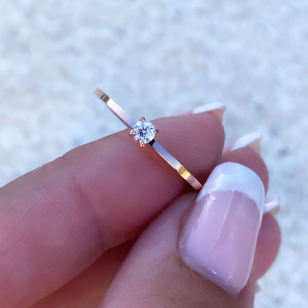 Supersöt 1,5mm tunn solitärring i allergivänligt stål med liten briljantslipad cubic zirconia sten fäst i klor.
