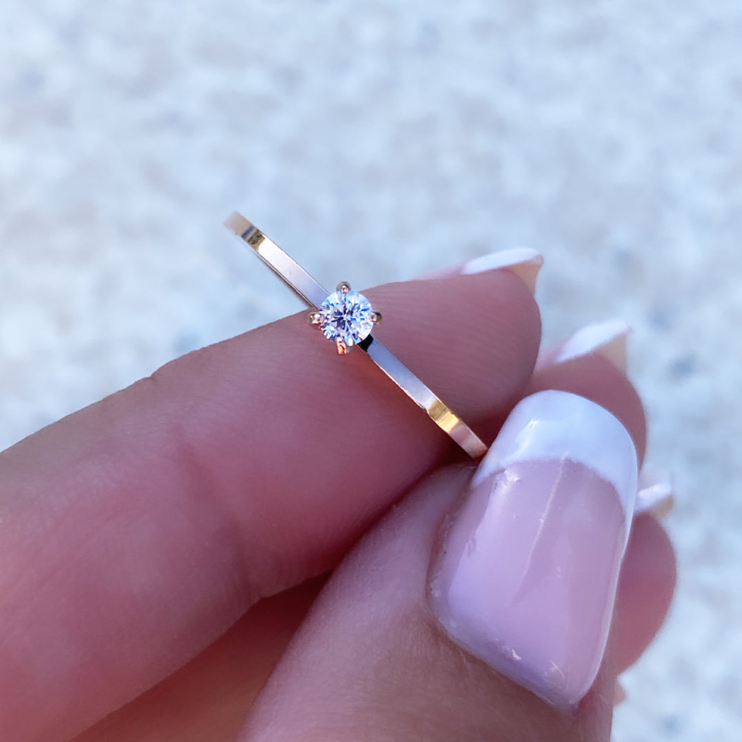 Supersöt 1,5mm tunn solitärring i allergivänligt stål med liten briljantslipad cubic zirconia sten fäst i klor.