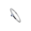 Supersöt 1,5mm tunn solitärring i allergivänligt stål med liten briljantslipad cubic zirconia sten fäst i klor.