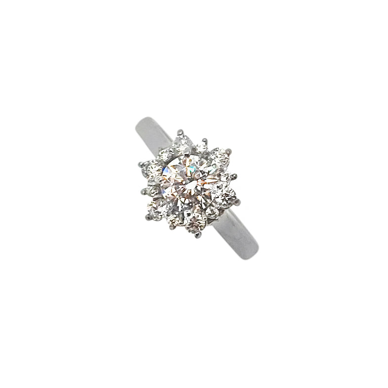 Vacker Exklusiv ring med stenar formade som en Star Halo runt mittenstenen
