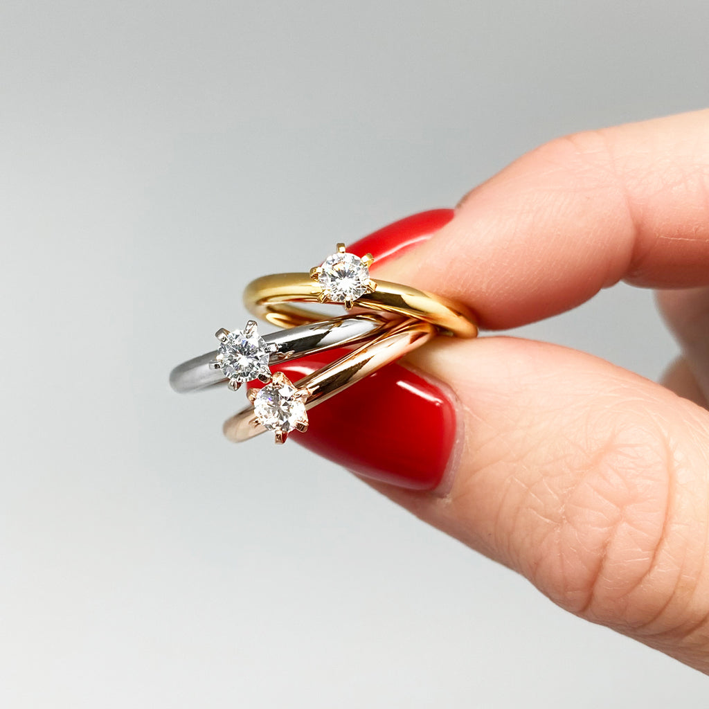 Vacker 2,5mm rund solitärring i allergivänligt stål med liten briljantslipad 4mm cubic zirconia sten fäst i klor.